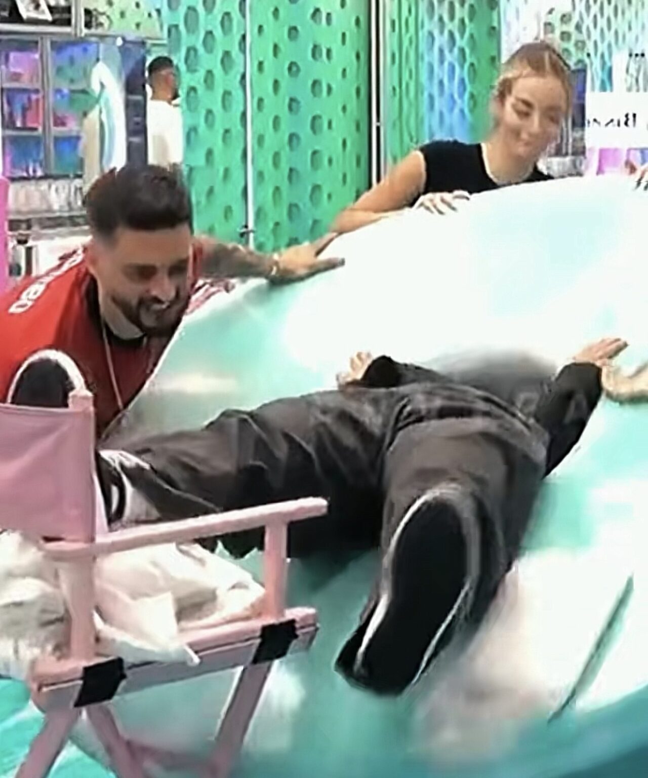 Ndodh e papritura në Big Brother VIP Albania: banori ngec brenda tavolinës (Video)
