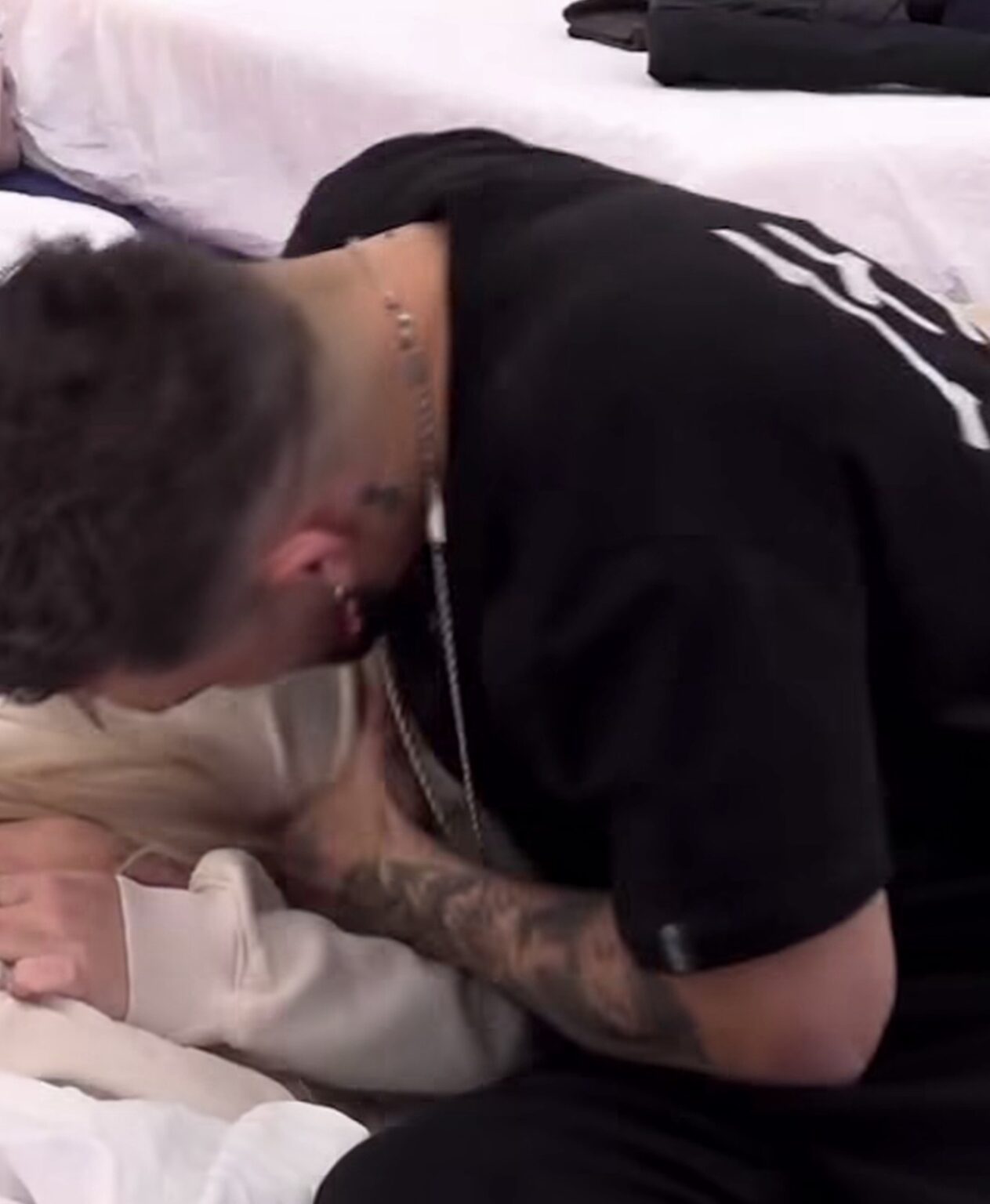 S’do ta besoni! Gimbo hyn me pranga në BBVA, Selina qëndron e ngrirë (Video)